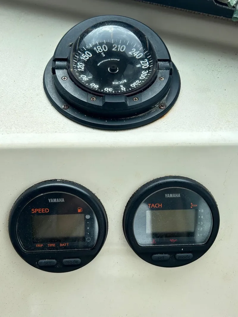 Slide: The Image of Compass and Yamaha gauges on 2001 Parker 2520 Modified Vee Sport Cabin boat. - 15