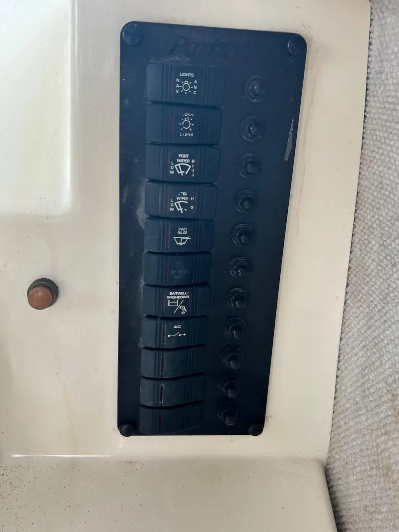 Slide: The Image of Control panel of a 2001 Parker 2520 Modified Vee Sport Cabin boat. - 16