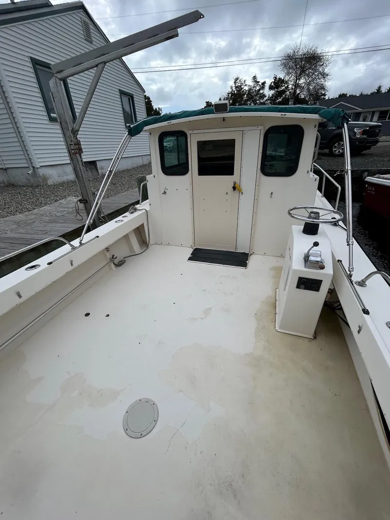 Slide: The Image of 2001 Parker 2520 Modified Vee Sport Cabin boat with spacious deck and cabin. - 5