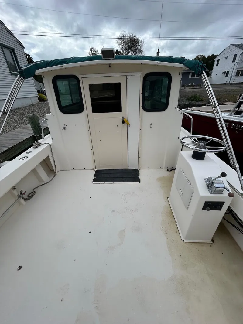 Slide: The Image of 2001 Parker 2520 Modified Vee Sport Cabin boat deck with cabin entrance. - 8