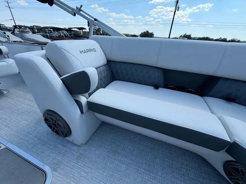 Slide: The Image of Harris Sunliner 230 2024 - 12