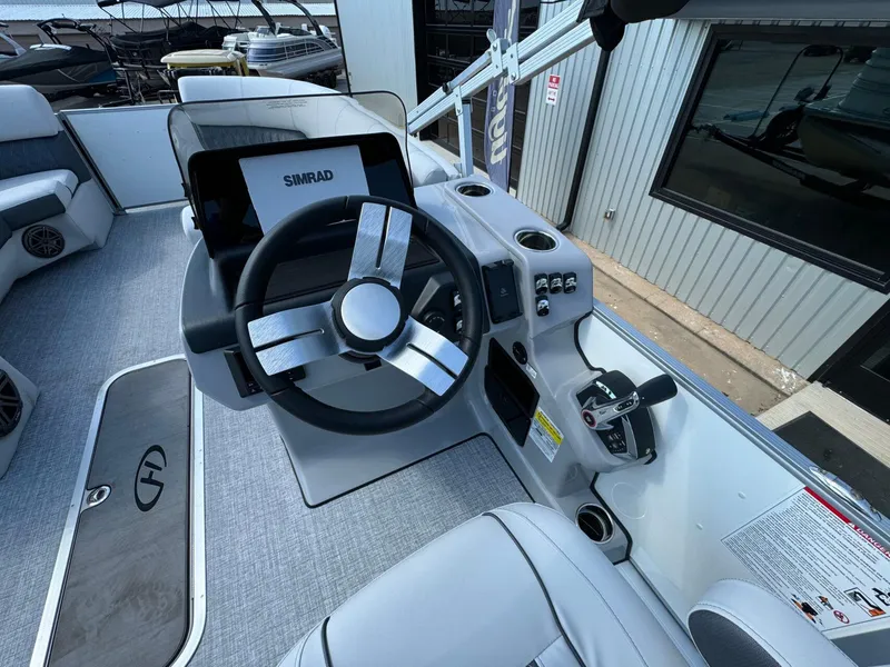 Slide: The Image of Harris Sunliner 230 2024 - 16