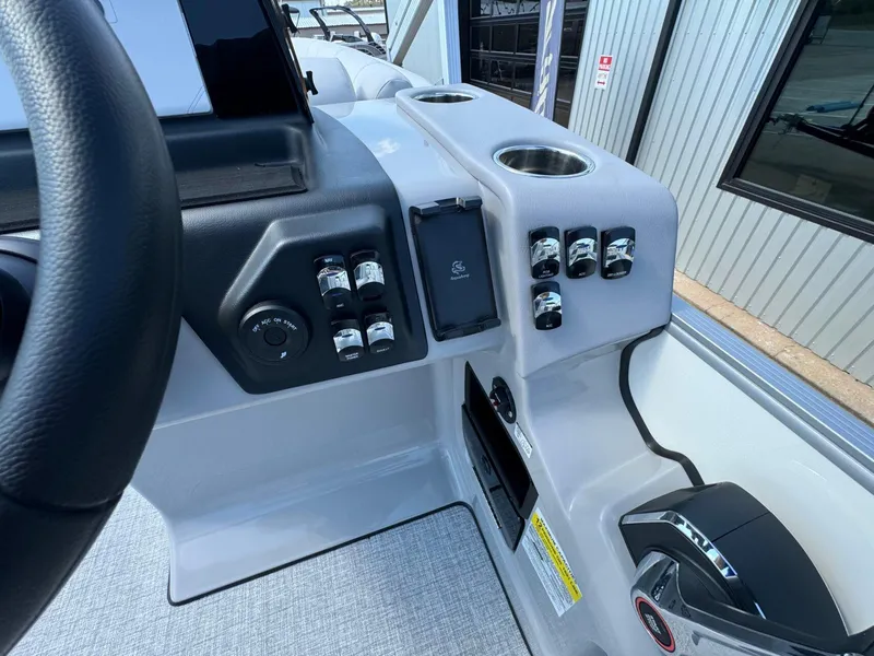 Slide: The Image of Harris Sunliner 230 2024 - 17