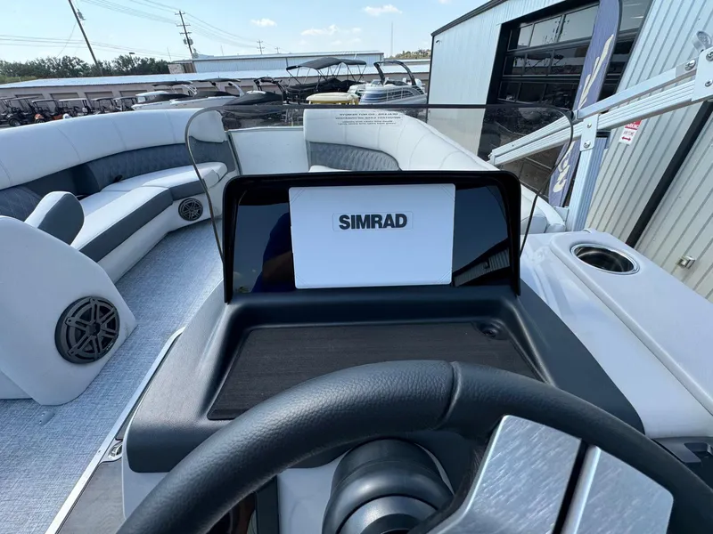 Slide: The Image of Harris Sunliner 230 2024 - 18