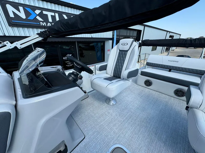 Slide: The Image of Harris Sunliner 230 2024 - 21