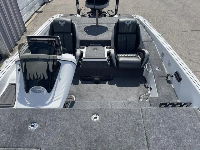 Slide: The Image of Phoenix Bass Boat 20 XE 2025 - 14