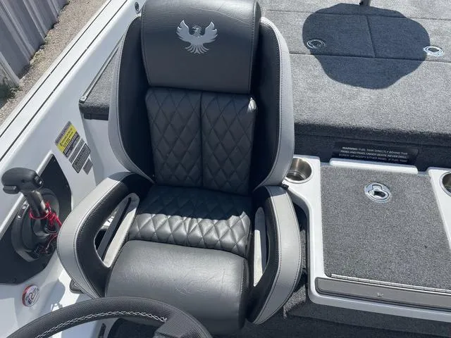 Slide: The Image of Phoenix Bass Boat 20 XE 2025 - 15