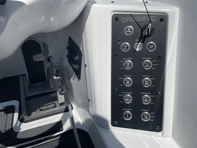 Slide: The Image of Phoenix Bass Boat 20 XE 2025 - 17