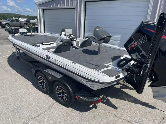 Slide: The Image of Phoenix Bass Boat 20 XE 2025 - 6