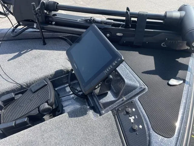 Slide: The Image of Phoenix Bass Boat 921 Elite 2025 - 8