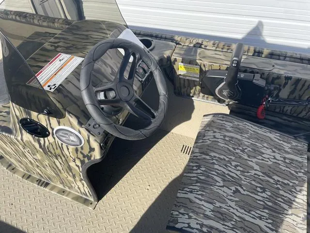 Slide: The Image of SeaArk Shadow 18 SC 2024 - 16