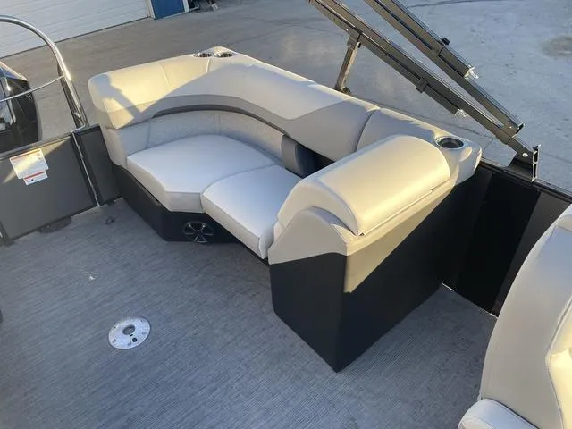 Slide: The Image of Lowe SS230W 2024 - 20