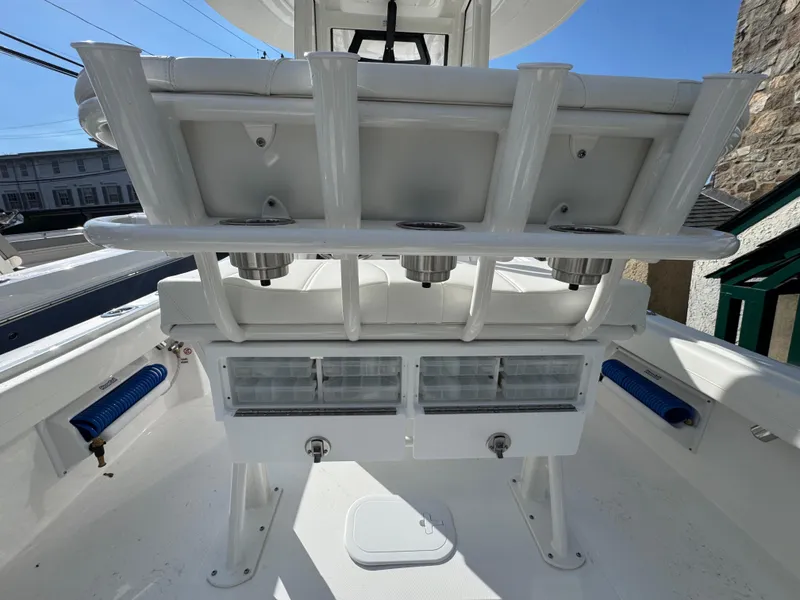 Slide: The Image of 2025 Regulator 23 boat seat with white cushioned design. - 19