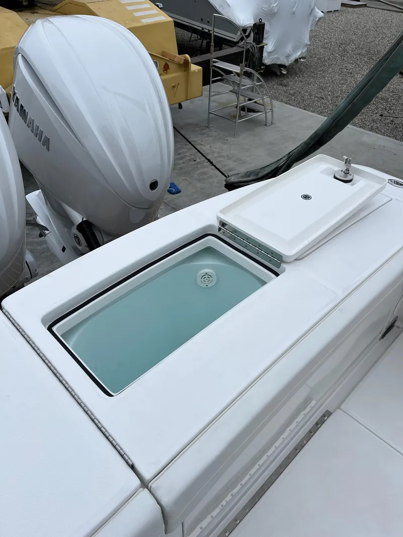 Slide: The Image of 2025 Regulator 28 boat with Yamaha outboard engines and livewell. - 27