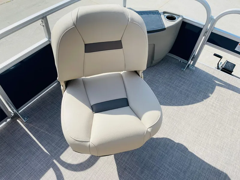 Slide: The Image of Sun Tracker Bass Buggy 18 DLX 2025 boat seat, beige upholstery, spacious deck. - 10