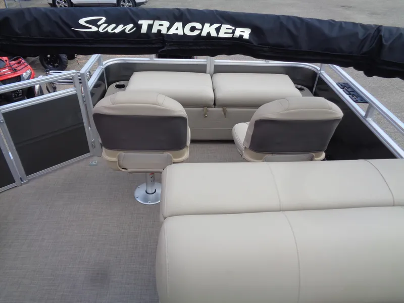 Slide: The Image of Sun Tracker Fishin' Barge 22 DLX 2025 - 84