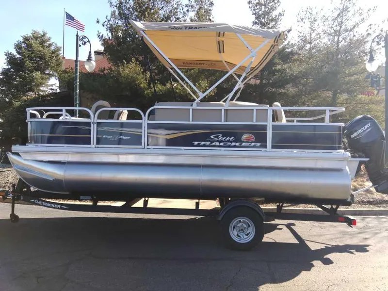 Slide: The Image of Sun Tracker Bass Buggy 18 DLX 2025 - 86