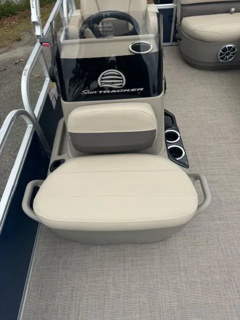 Slide: The Image of Sun Tracker Bass Buggy 16 XL Select 2025 - 78