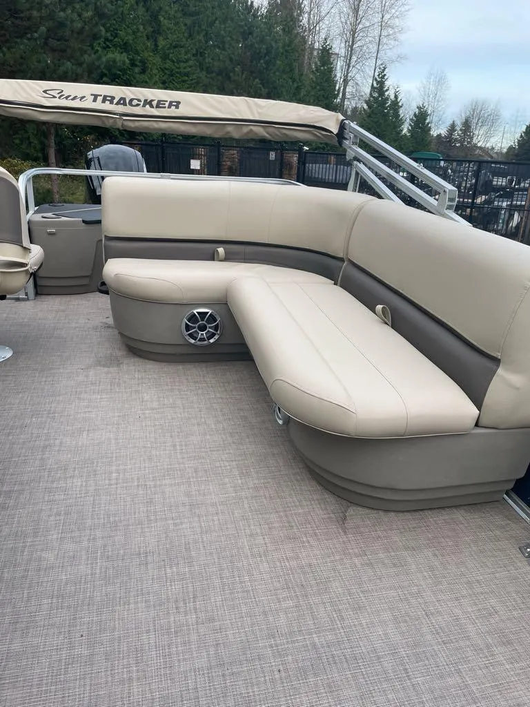 Slide: The Image of Sun Tracker Bass Buggy 18 DLX 2025 - 87