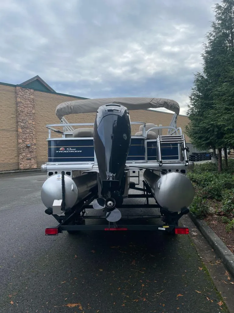 Slide: The Image of Sun Tracker Bass Buggy 18 DLX 2025 - 90