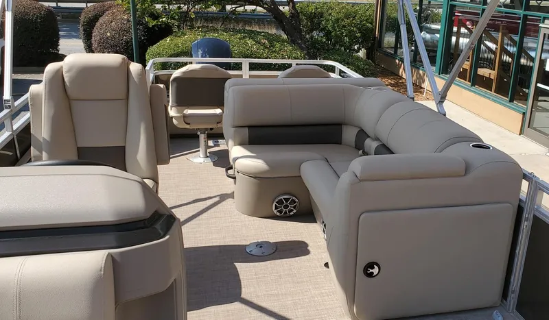 Slide: The Image of Sun Tracker SportFish 22 DLX 2025 - 89