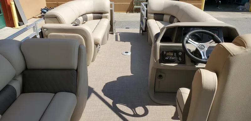 Slide: The Image of Sun Tracker SportFish 22 DLX 2025 - 90