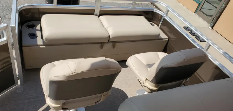 Slide: The Image of Sun Tracker SportFish 22 DLX 2025 - 92