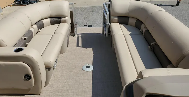 Slide: The Image of Sun Tracker SportFish 22 DLX 2025 - 95