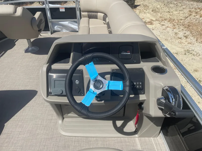 Slide: The Image of Steering console of 2025 Sun Tracker SportFish 20 DLX pontoon boat. - 10