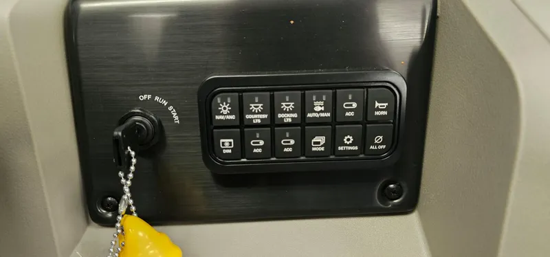 Slide: The Image of Sun Tracker SportFish 22 DLX 2025 - 10