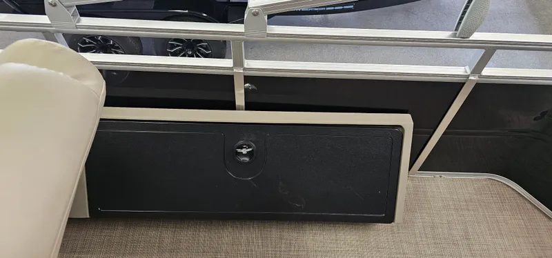 Slide: The Image of Sun Tracker SportFish 22 DLX 2025 - 11