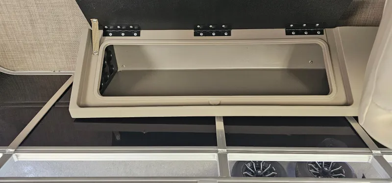 Slide: The Image of Sun Tracker SportFish 22 DLX 2025 - 12