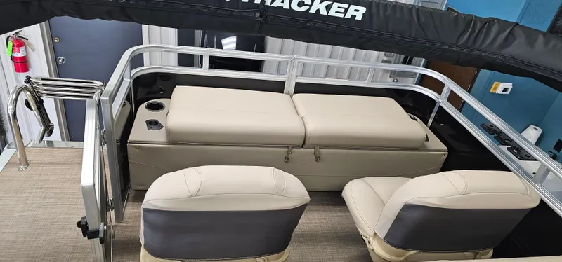 Slide: The Image of Sun Tracker SportFish 22 DLX 2025 - 13