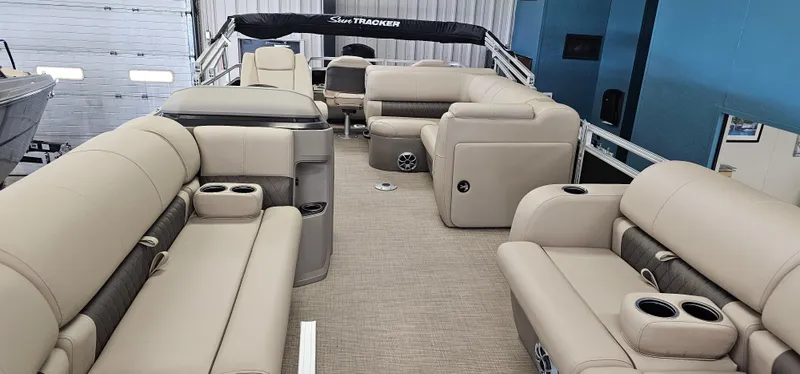 Slide: The Image of Sun Tracker SportFish 22 DLX 2025 - 2