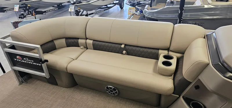 Slide: The Image of Sun Tracker SportFish 22 DLX 2025 - 4