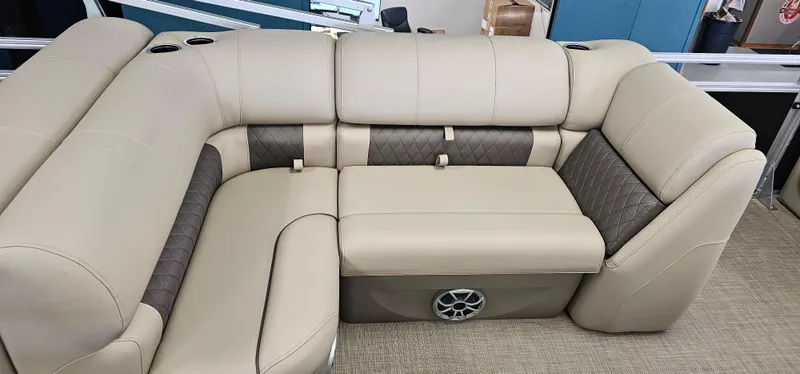 Slide: The Image of Sun Tracker SportFish 22 DLX 2025 - 5