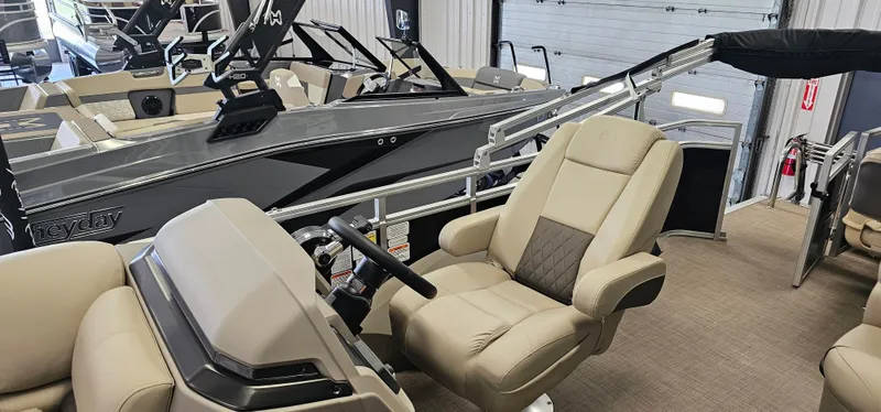 Slide: The Image of Sun Tracker SportFish 22 DLX 2025 - 6