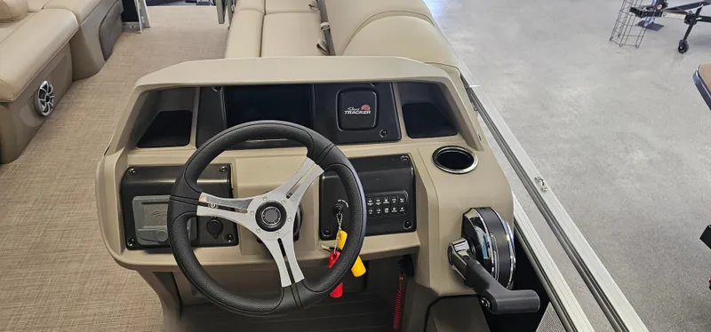 Slide: The Image of Sun Tracker SportFish 22 DLX 2025 - 7