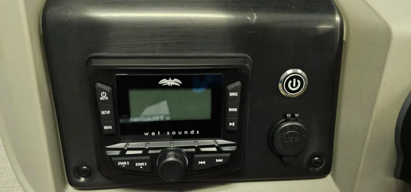 Slide: The Image of Sun Tracker SportFish 22 DLX 2025 - 8