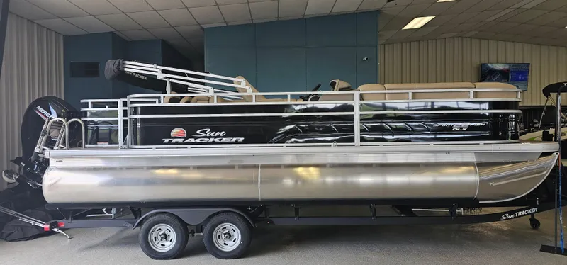 Slide: The Image of Sun Tracker SportFish 22 DLX 2025 - 96