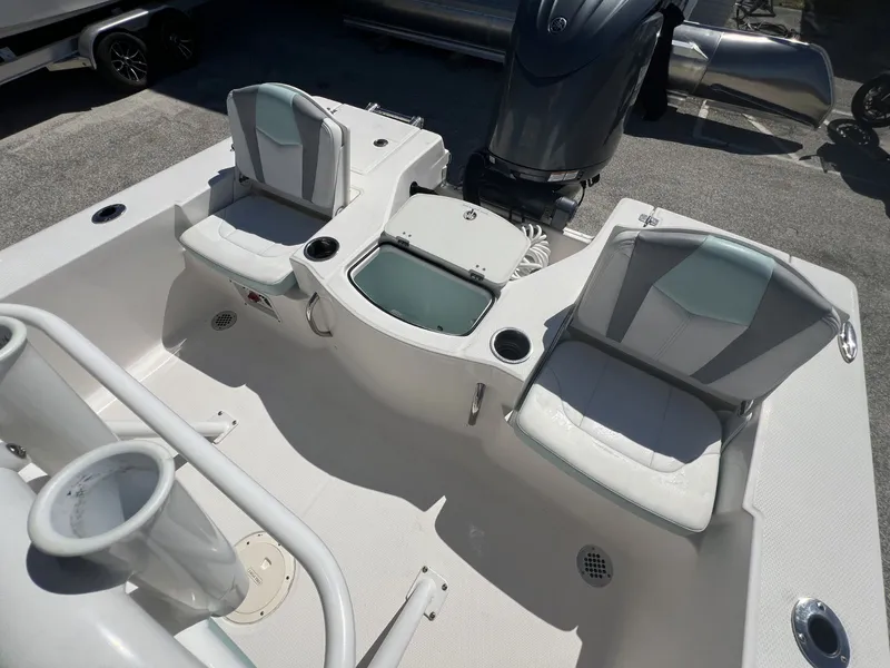 Slide: The Image of Robalo 206 Cayman 2024 - 8