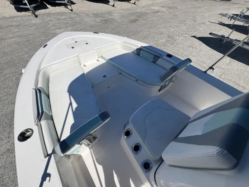Slide: The Image of Robalo 206 Cayman 2024 - 16