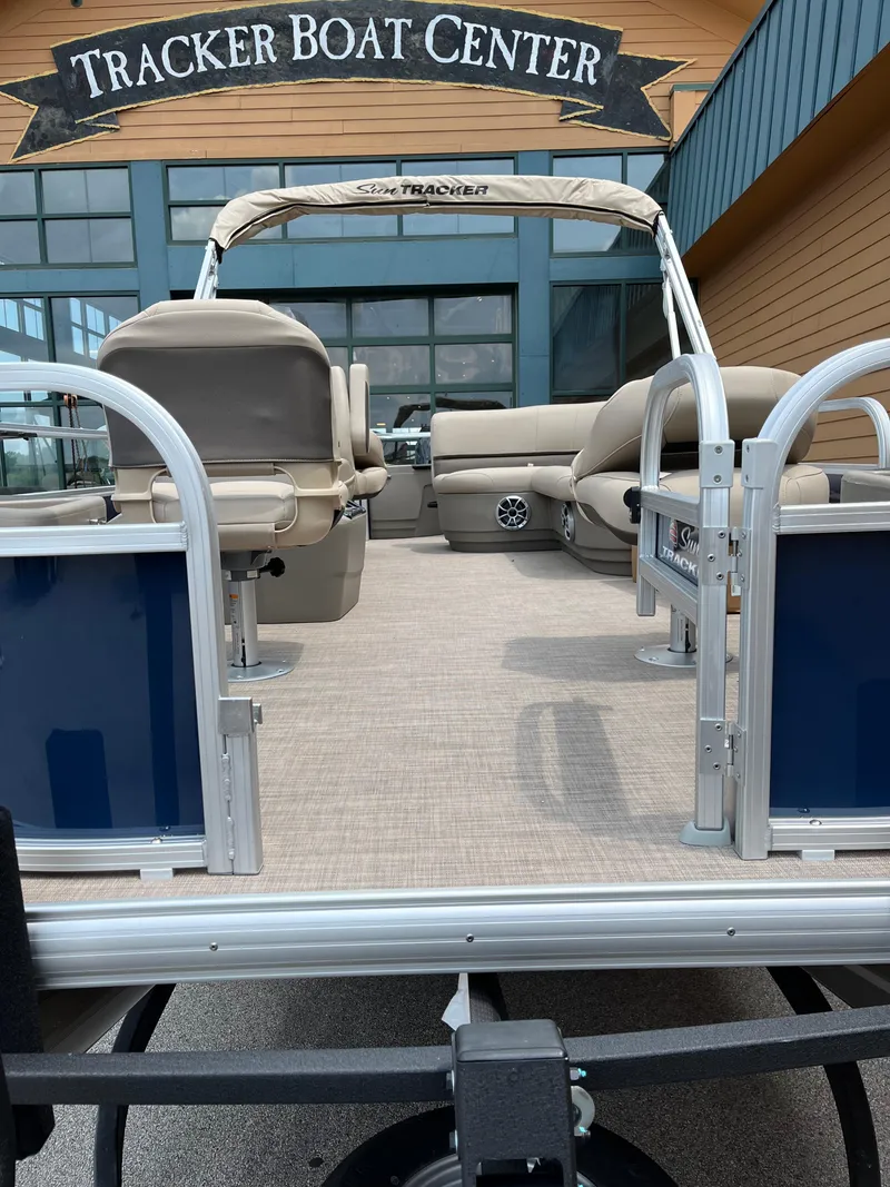 Slide: The Image of Sun Tracker Bass Buggy 18 DLX 2025 - 86