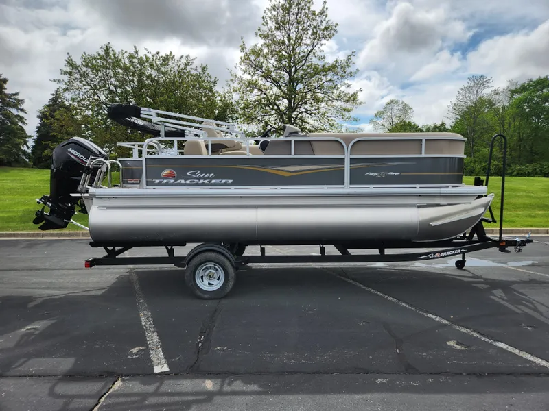 Slide: The Image of Sun Tracker Party Barge 18 DLX 2025 - 56