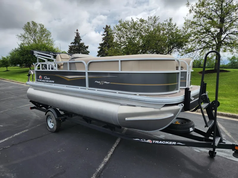 Slide: The Image of Sun Tracker Party Barge 18 DLX 2025 - 60