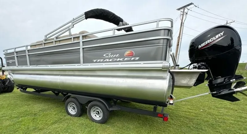 Slide: The Image of Sun Tracker Fishin' Barge 22 DLX 2025 - 75