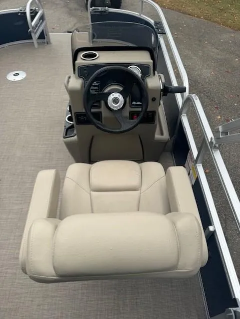 Slide: The Image of Sun Tracker Bass Buggy 16 XL Select 2025 - 76