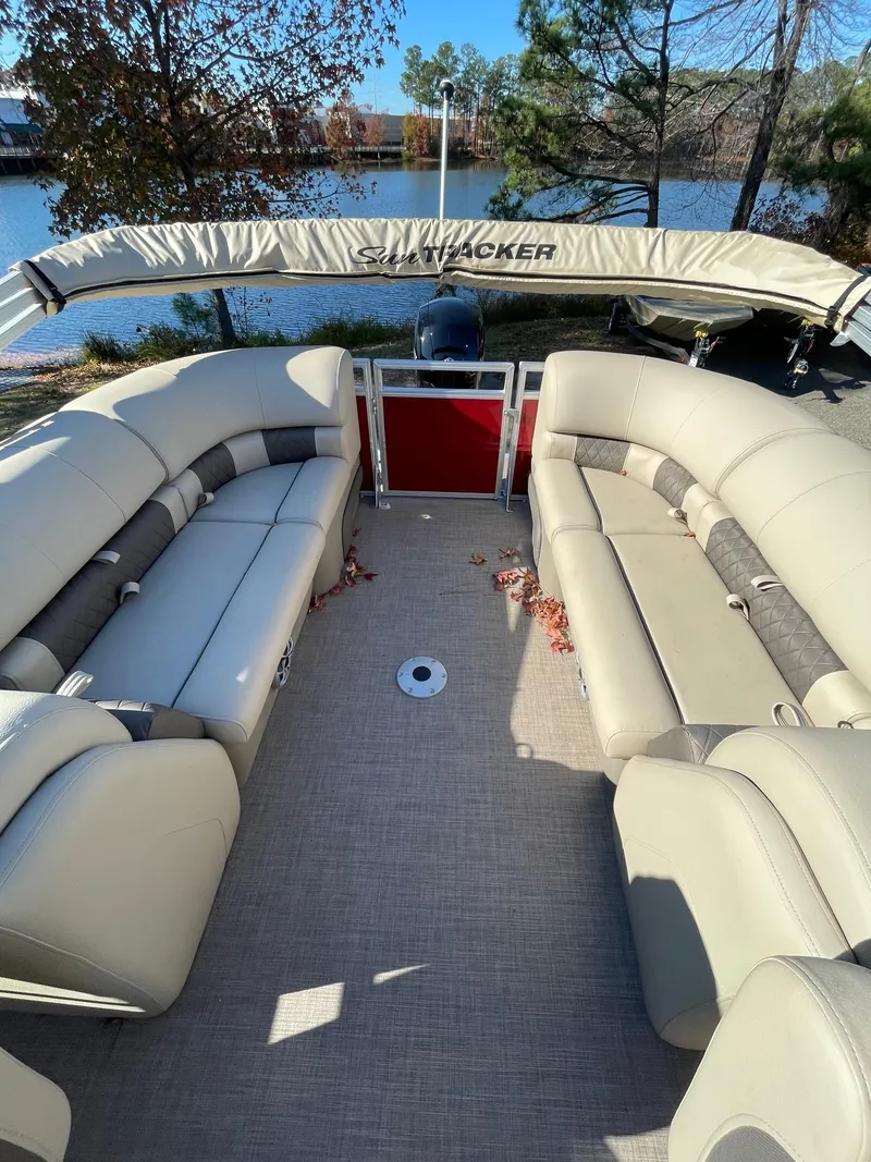 Slide: The Image of Sun Tracker Party Barge 24 DLX 2025 - 73