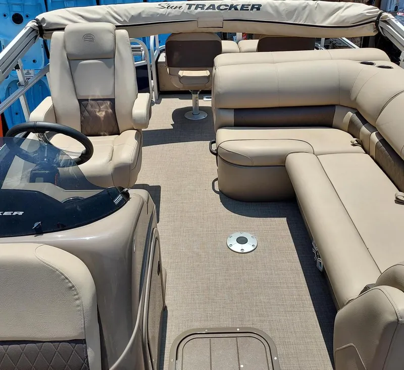 Slide: The Image of Sun Tracker Fishin' Barge 22 DLX 2025 - 72