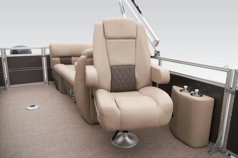 Slide: The Image of Sun Tracker Party Barge 22 DLX 2025 - 40